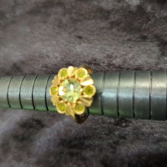 Avon Vintage Gold Tone Peridot Birthstones (August) Ring w/Sizer Size 4 - Picture 4 of 6